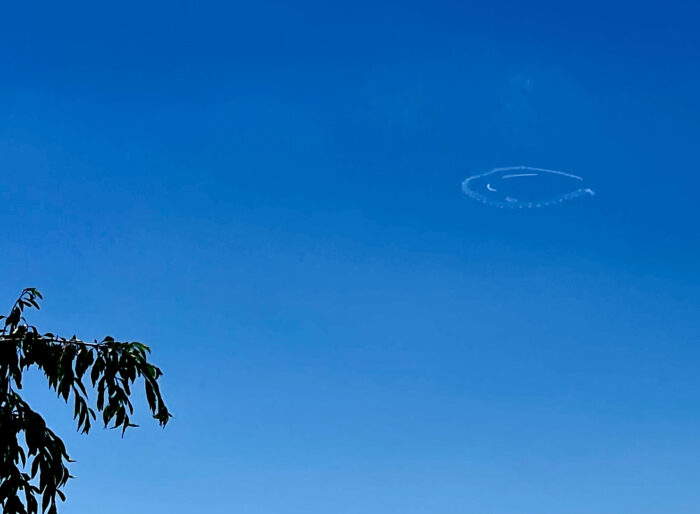 大空にニコちゃんマーク