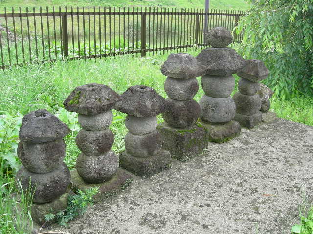 宮城体育館南の五輪塔