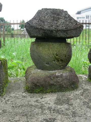 宮城体育館南の五輪塔
